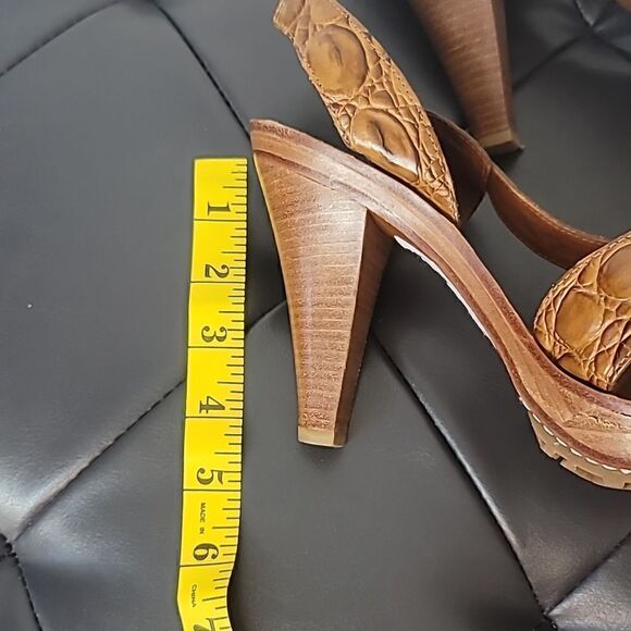 Micheal Kors Brown Alligator Print Leather/Wooded sandals. - Picture 9 of 13